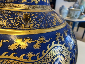 Un grand vase bouteille en porcelaine de Chine bleu monochrome &agrave; d&eacute;cor dor&eacute; de dragons et ph&eacute;nix, marque et &eacute;poque de Guangxu